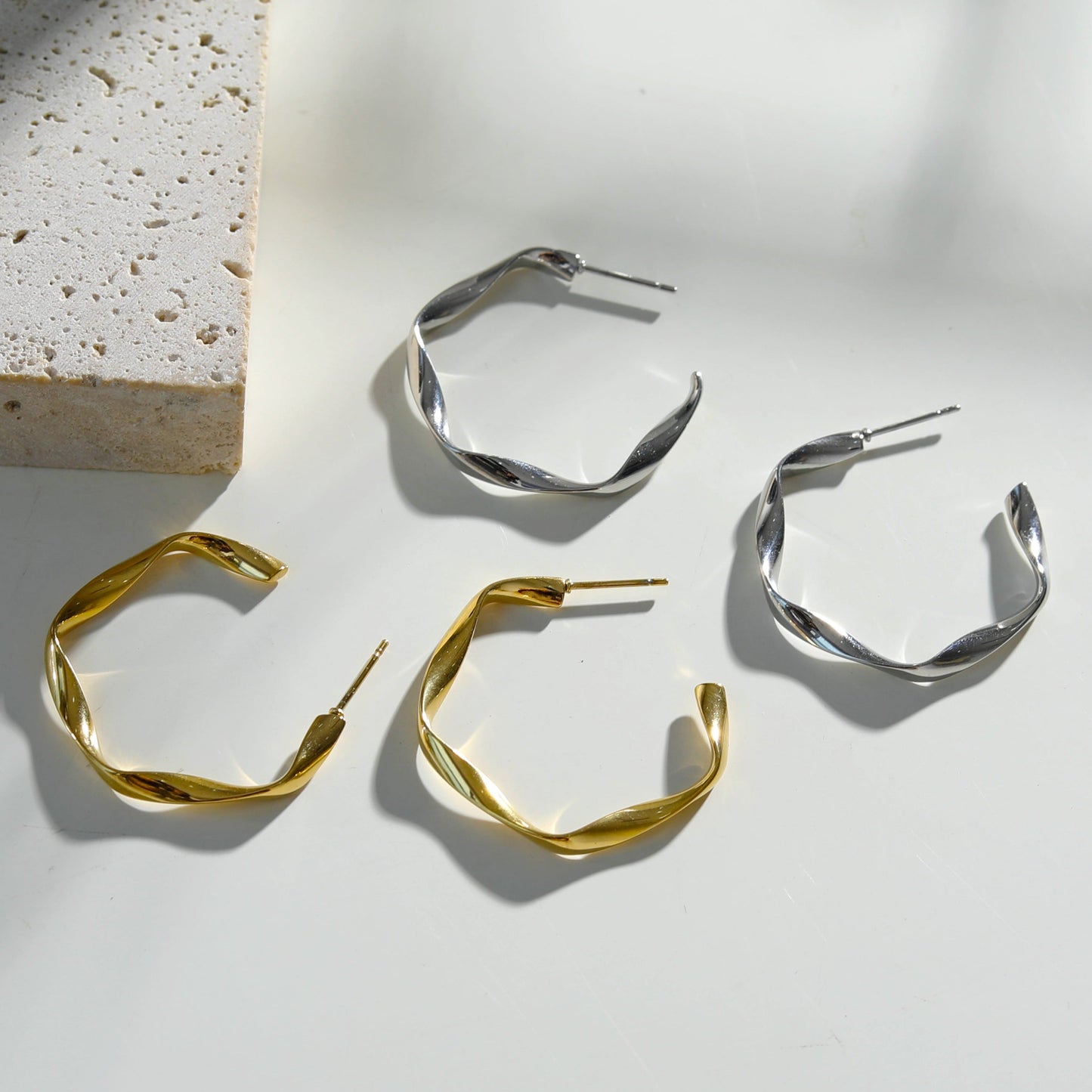 Boucles d'oreilles créoles sculpturales ADAMMA