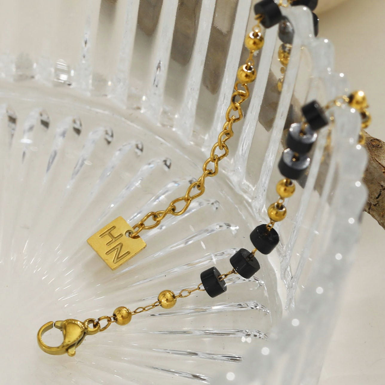 ROSARIO : Bracelet chaîne avec perles en onyx noir et or