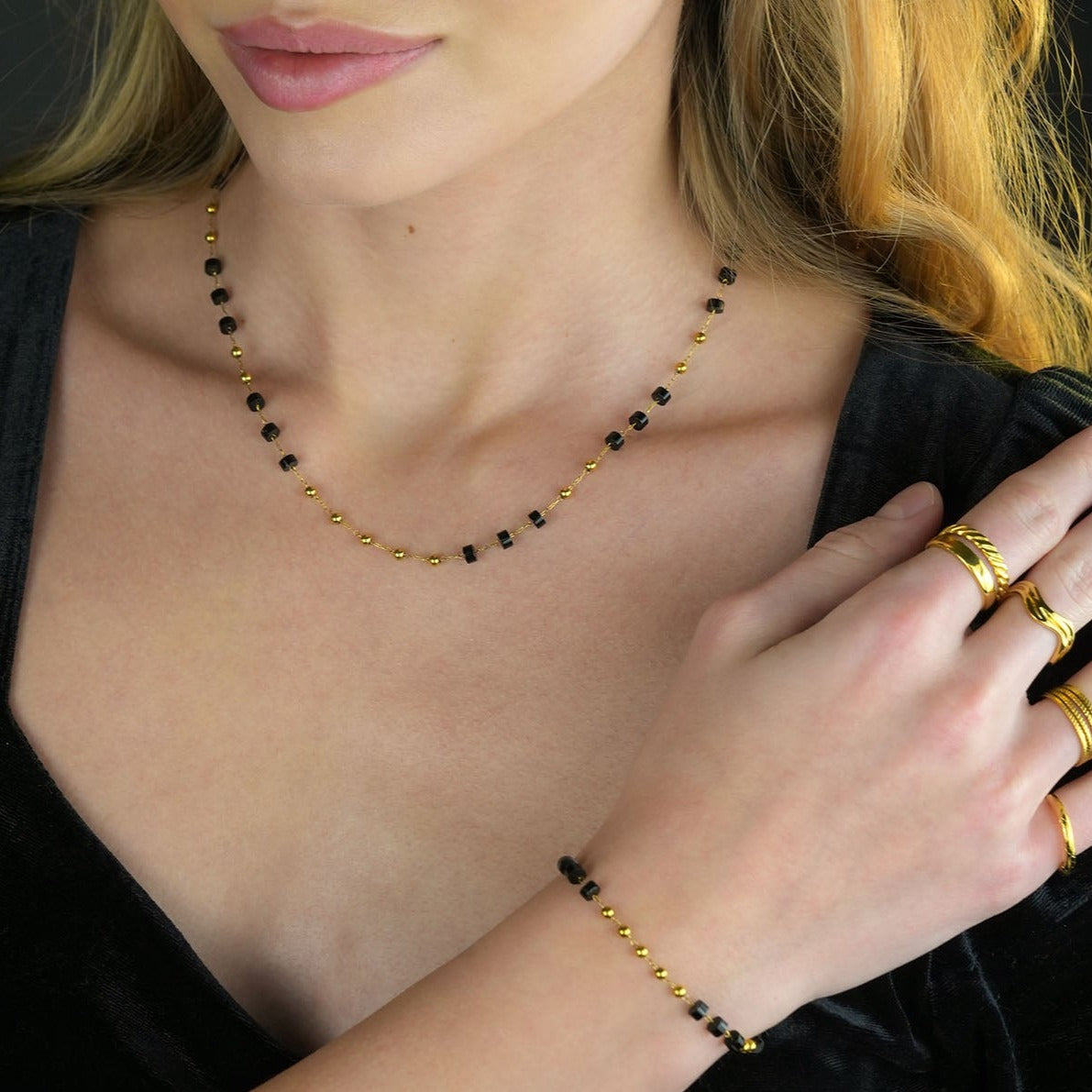 SANTA CRUZ Noir : Collier ras du cou en perles d'onyx noir et or