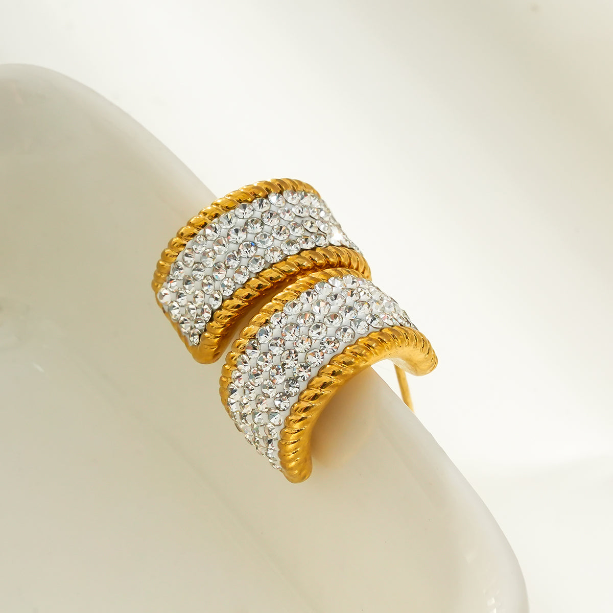 SHEERAN Gold : Boucles d'oreilles créoles à puces, ornées de zircones cubiques (CZ) pavées sur quatre rangs et d'un bord travaillé