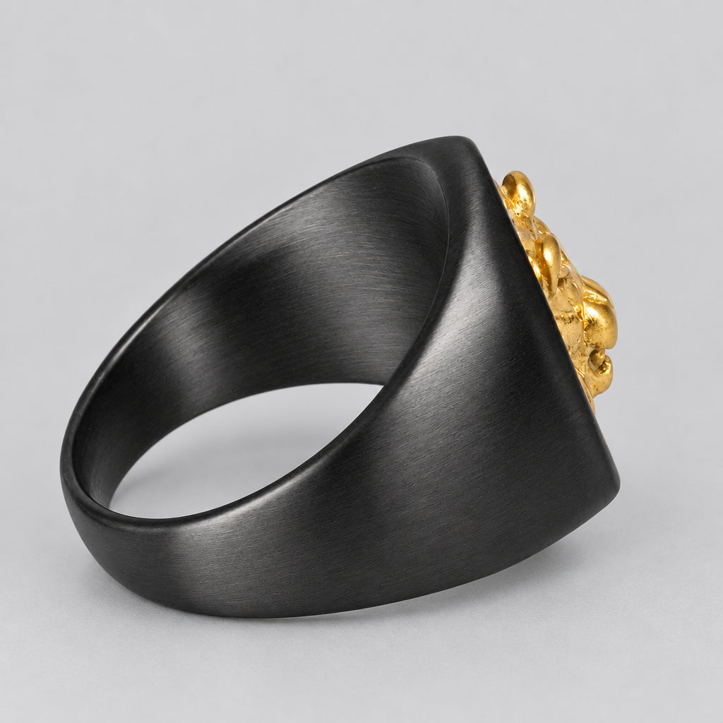 Bague chevalière SteelTime pour hommes en acier inoxydable noir avec lion doré