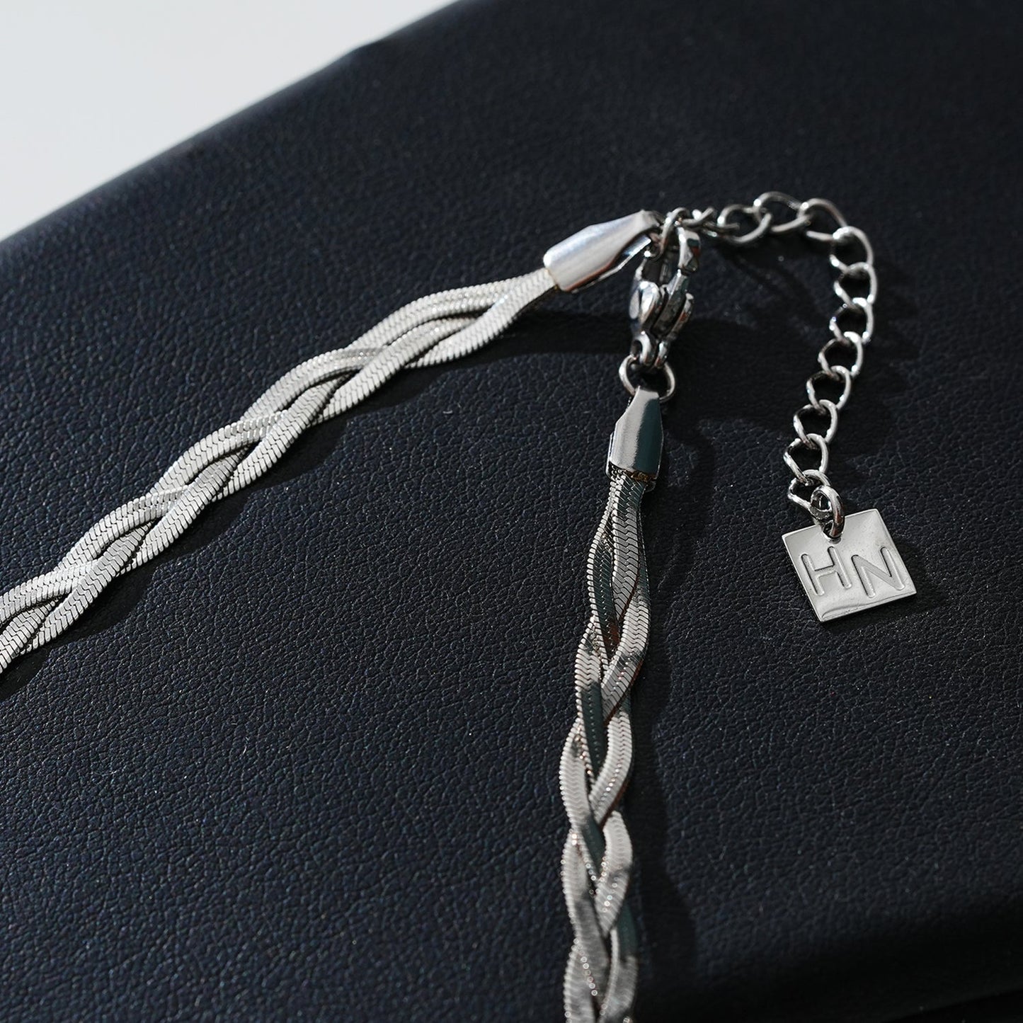 TARA Or Blanc (ton Argent) : Collier texturé Serpent à chevrons entrelacés.