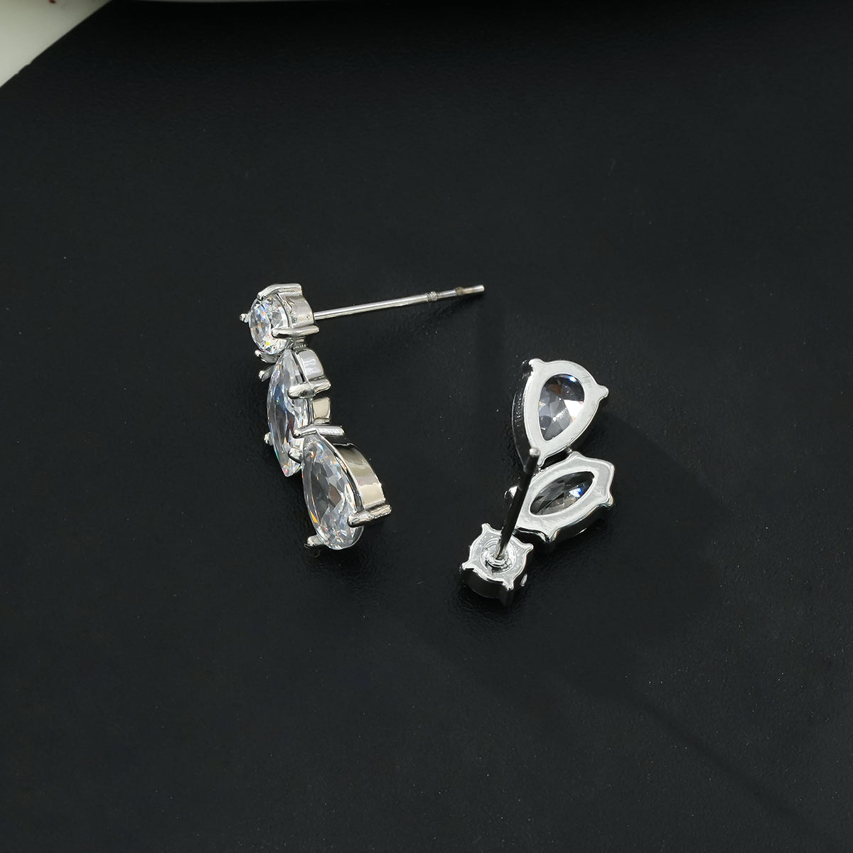 THEOLA: Boucles d'oreilles clous empilables en moissanite triple Radiance en or blanc rhodié