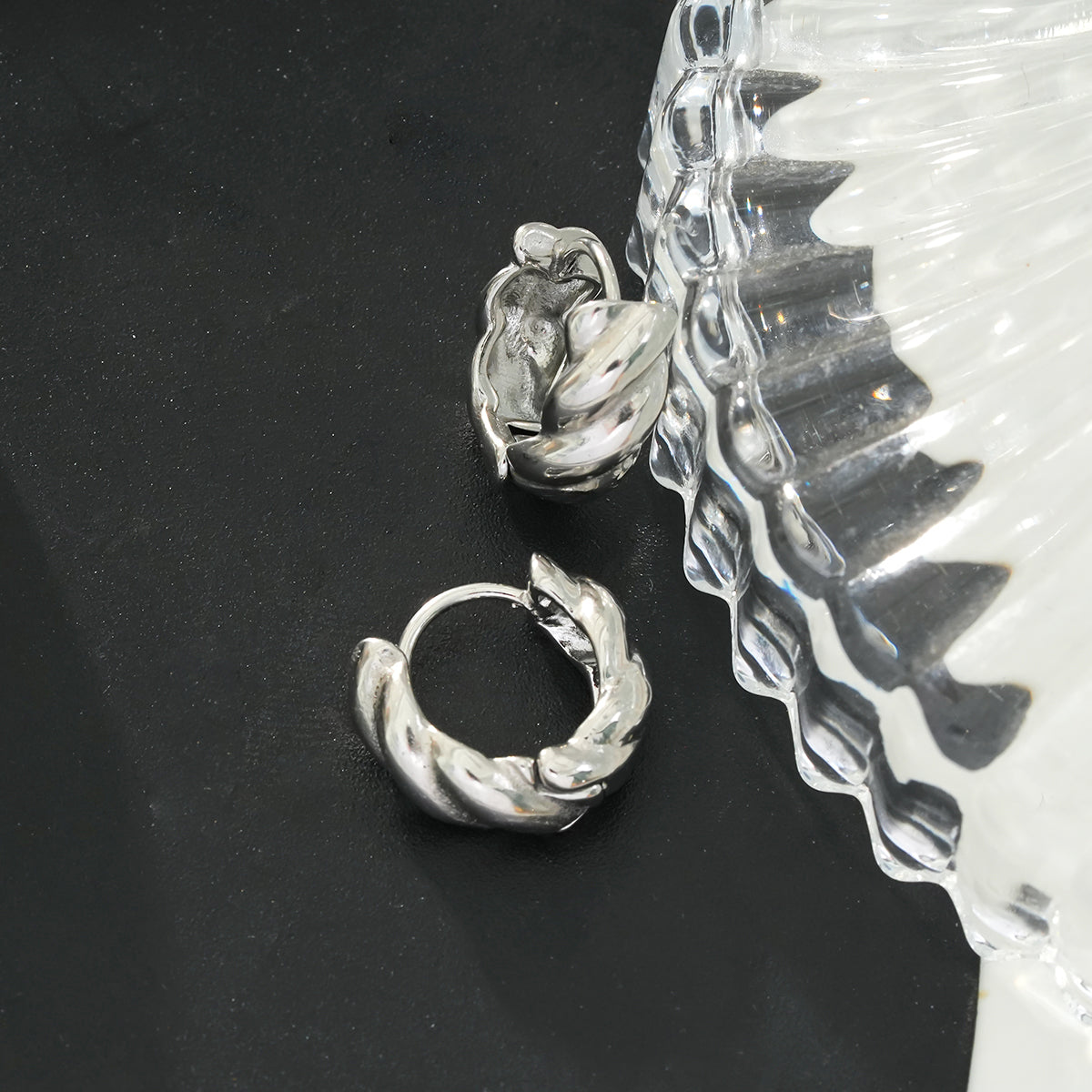 TYLA Or Blanc (ton argent) : Boucles d'oreilles mini créoles épaisses à finition ciselée texturée