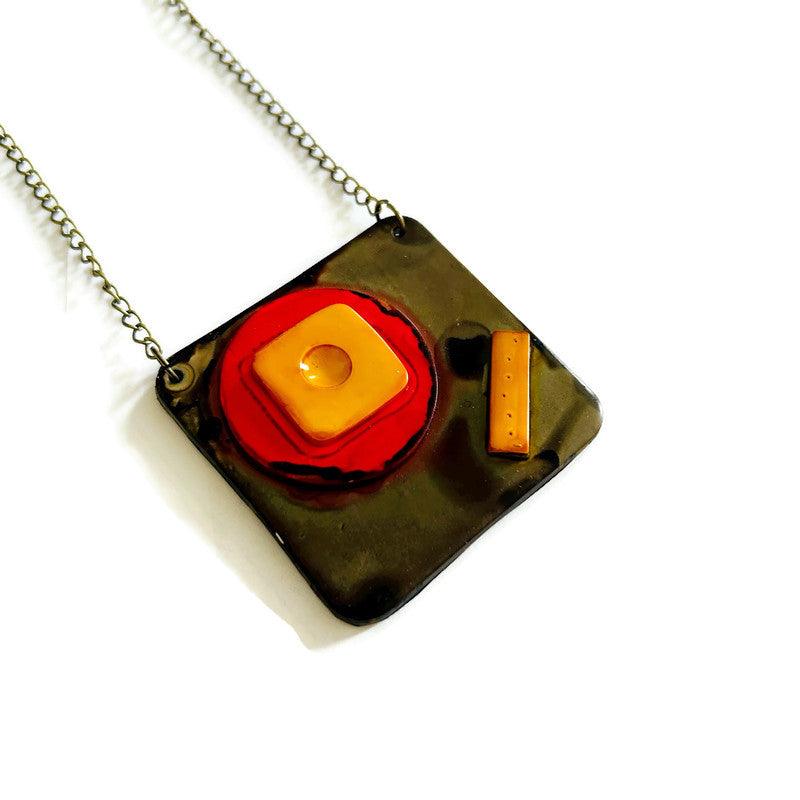 Collier Pendentif Géométrique Abstrait en Gris, Rouge, Jaune. Fait main en Pâte Polymère Épaisse