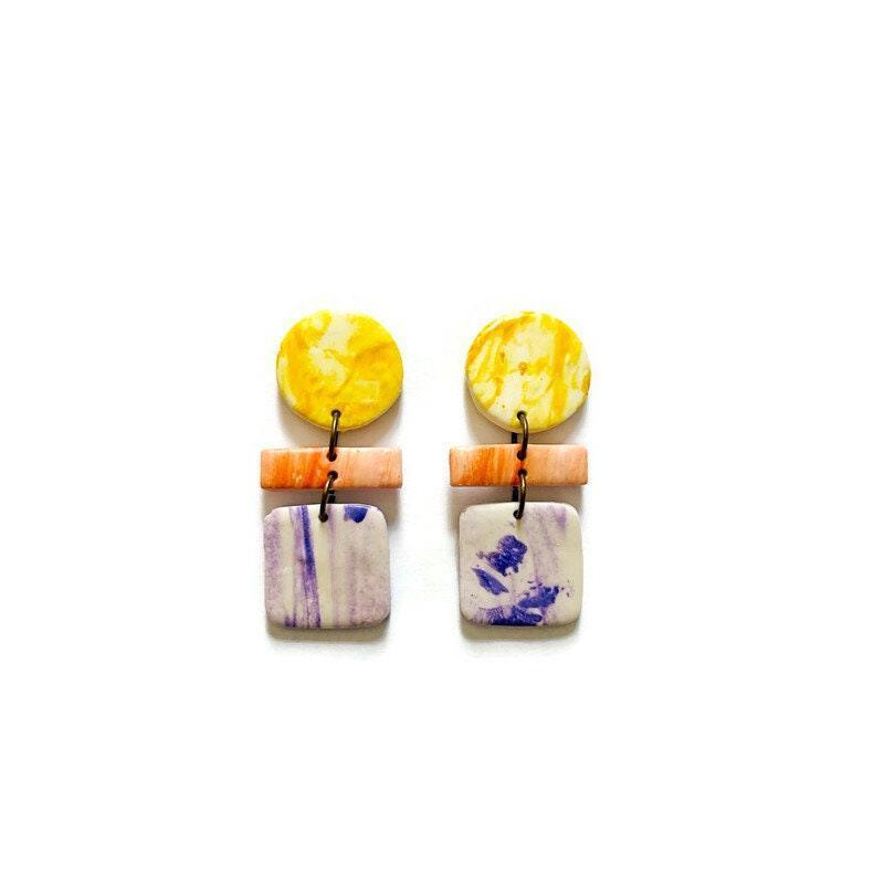 Parure de bijoux pastel avec collier géométrique et boucles d'oreilles tendance