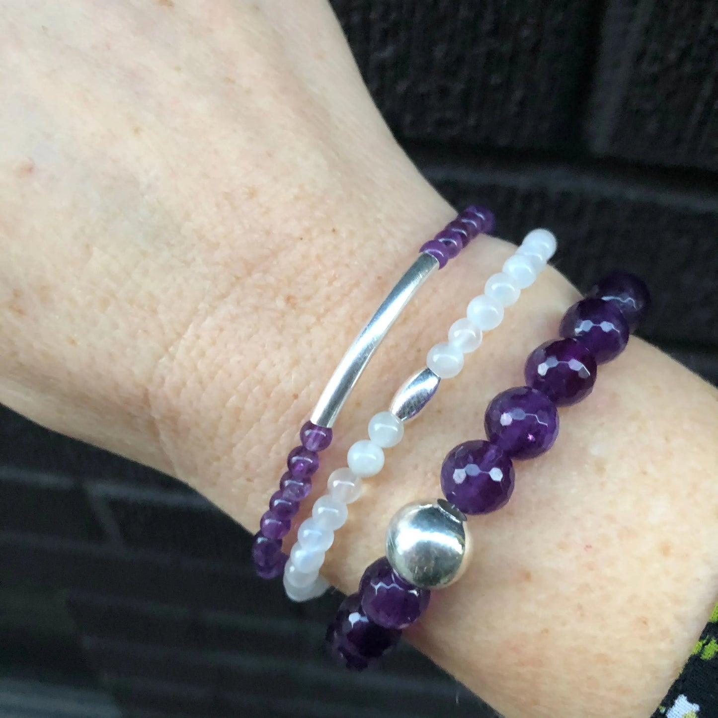 Empilement de bracelets en améthyste