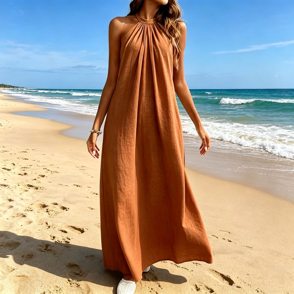La robe pour femme présente une coupe décontractée sexy avec un dos nu.