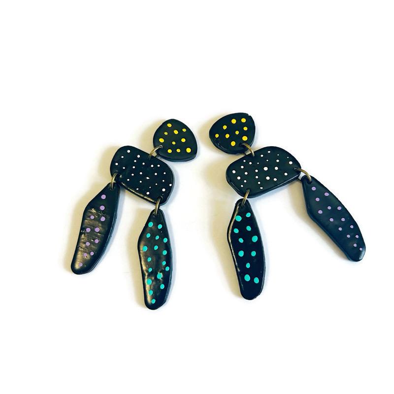 Longues boucles d'oreilles noires à pois colorés
