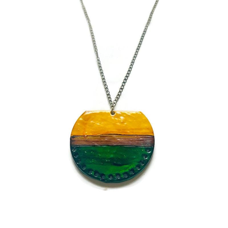 Grand collier pendentif | Tons terreux vert forêt, jaune moutarde et marron