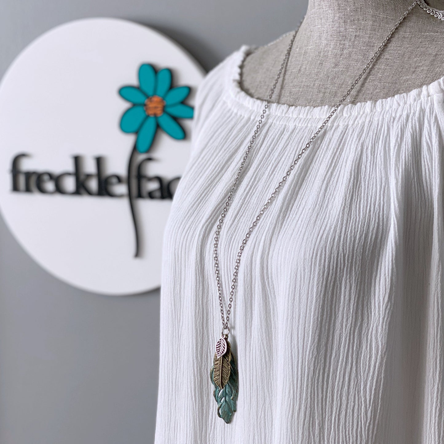 Collier plume patine