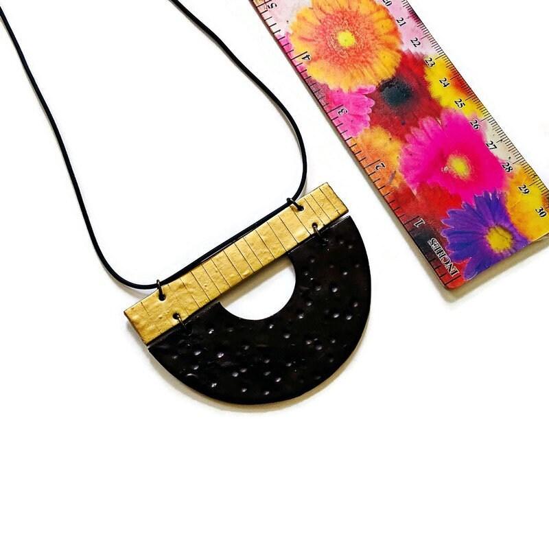 Collier demi-lune moderne noir et or