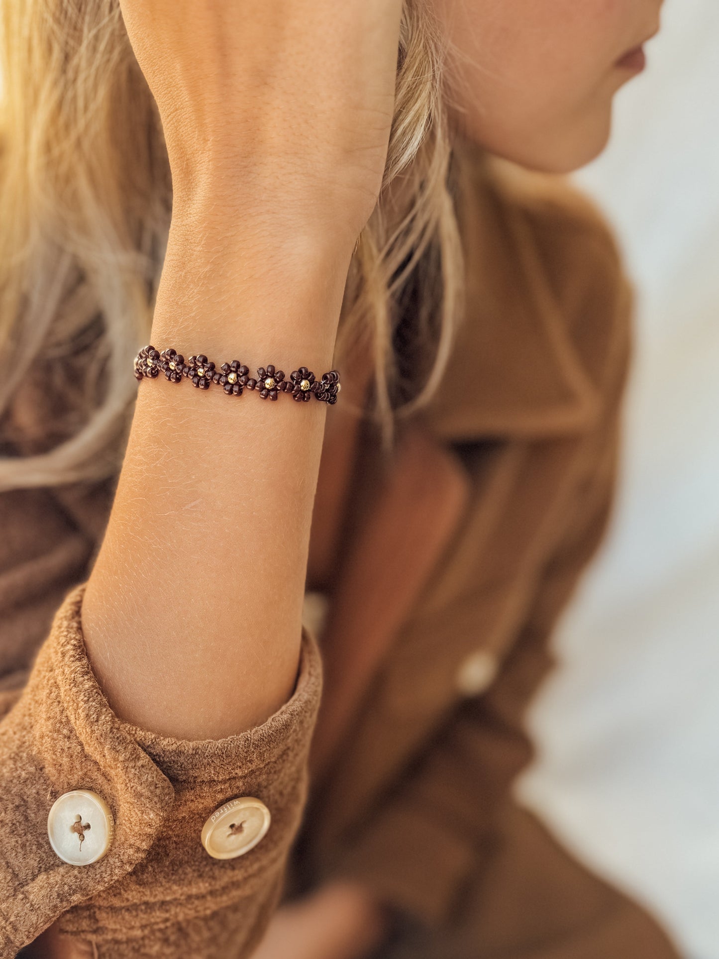 Le bracelet et la chaîne de cheville Merlot Daisy
