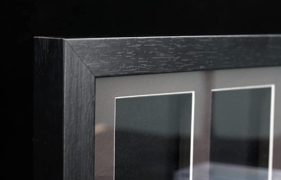 Présentoir en Bois Certifié PSA avec Verre Anti-UV, la carte tient très fermement ! LIQUIDATION