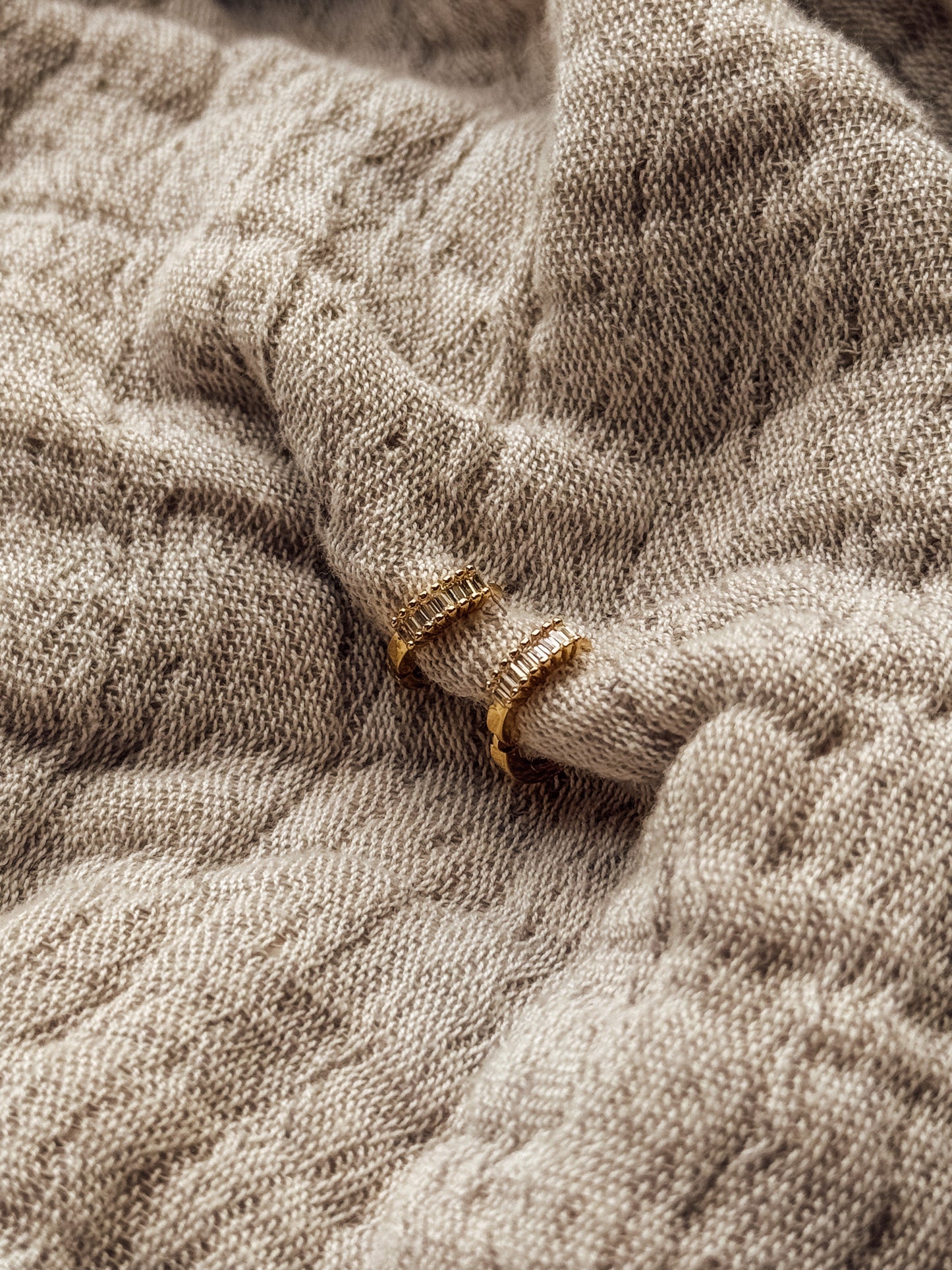 Les boucles d'oreilles Gracie CZ Huggie