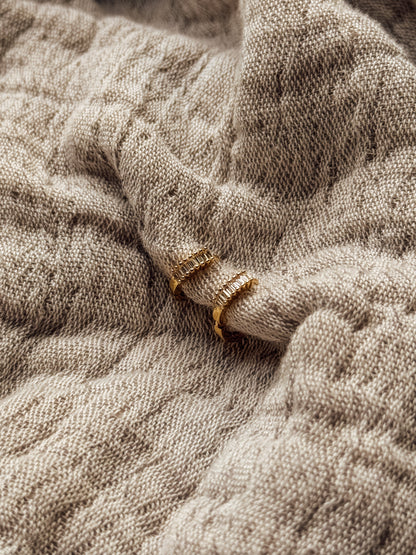 Les boucles d'oreilles Gracie CZ Huggie