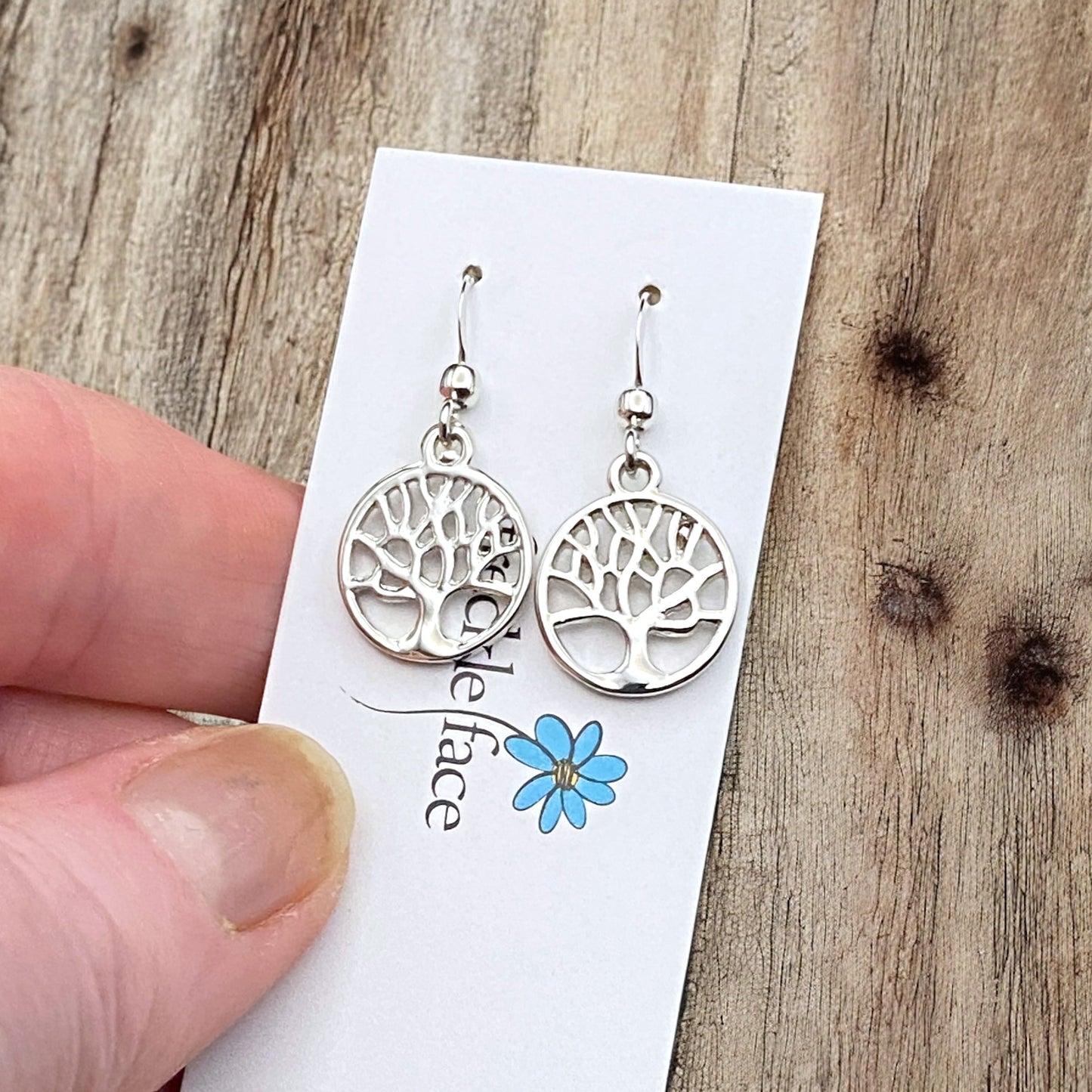 Boucles d'oreilles pendantes silhouette d'arbre – Options argent mat et poli
