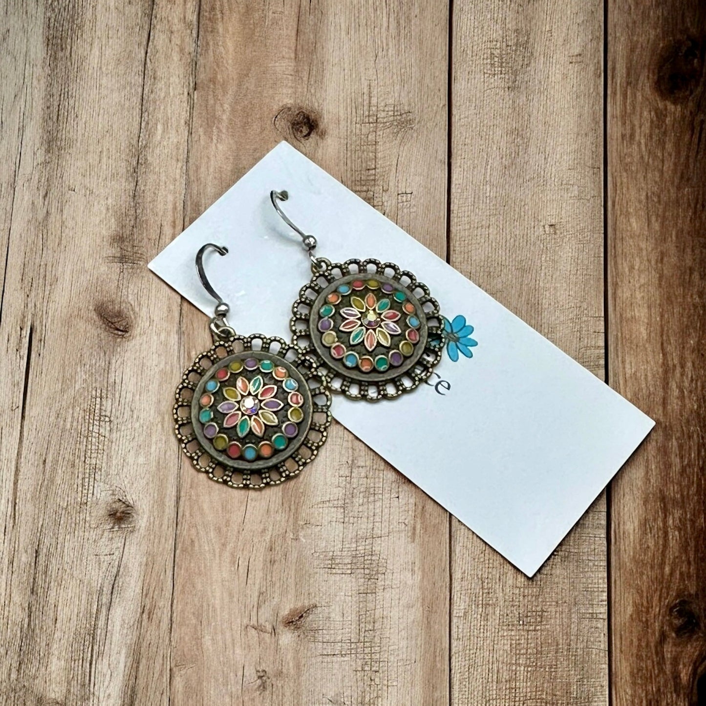 Boucles d'oreilles fleuries en émail bohème – Bronze antique, hypoallergéniques et légères