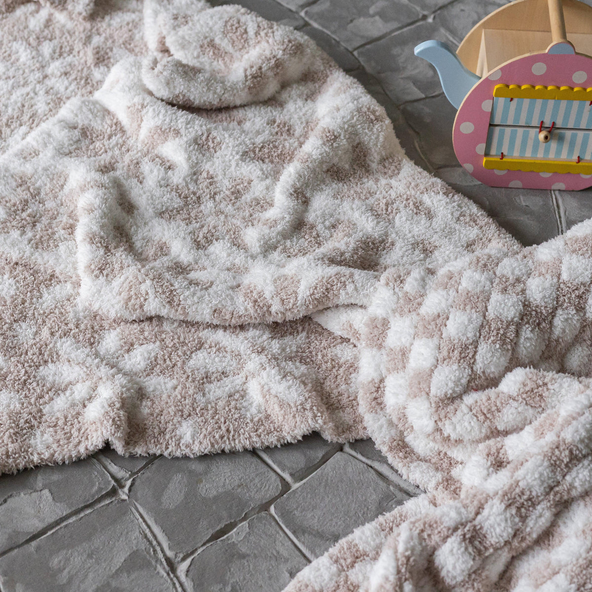 Couverture pour tout-petit imprimée marguerites beiges et blanches