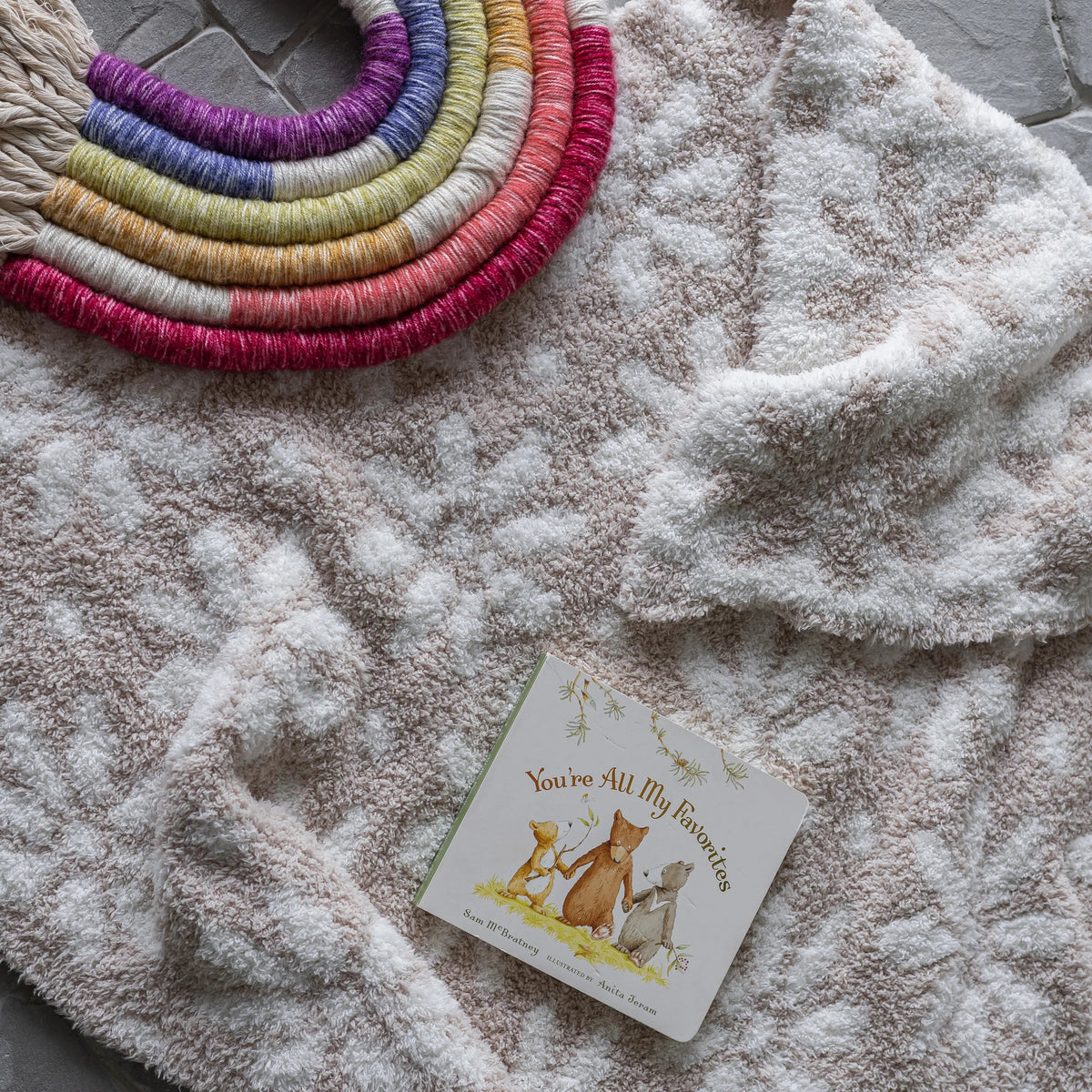 Couverture pour tout-petit imprimée marguerites beiges et blanches