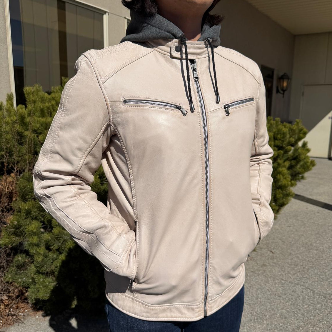Blouson en cuir à capuche pour homme. Blouson en cuir de mouton avec capuche amovible