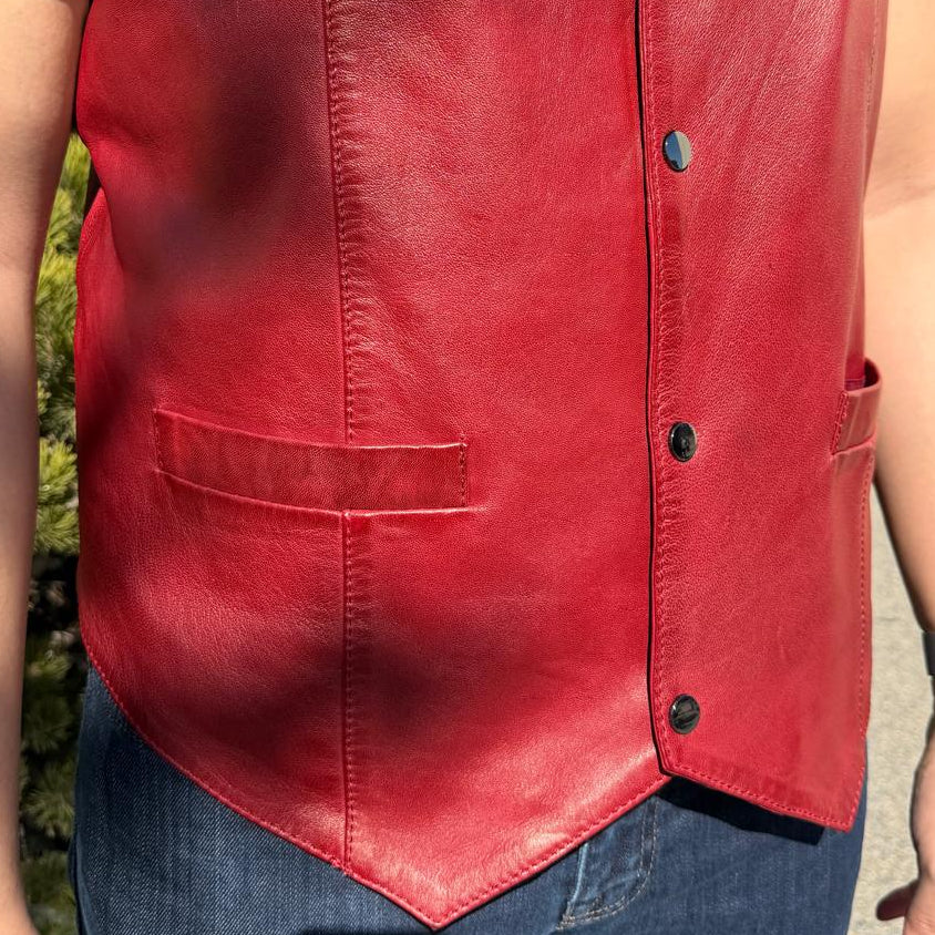Gilet homme en cuir de mouton. Fermeture à pression et poches avant
