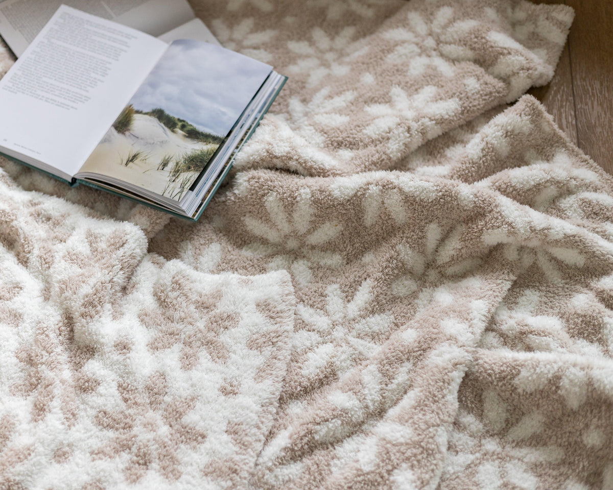 Jeté de lit allongé blanc et beige rougissant à motif marguerite
