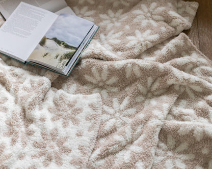 Jeté de lit allongé blanc et beige rougissant à motif marguerite