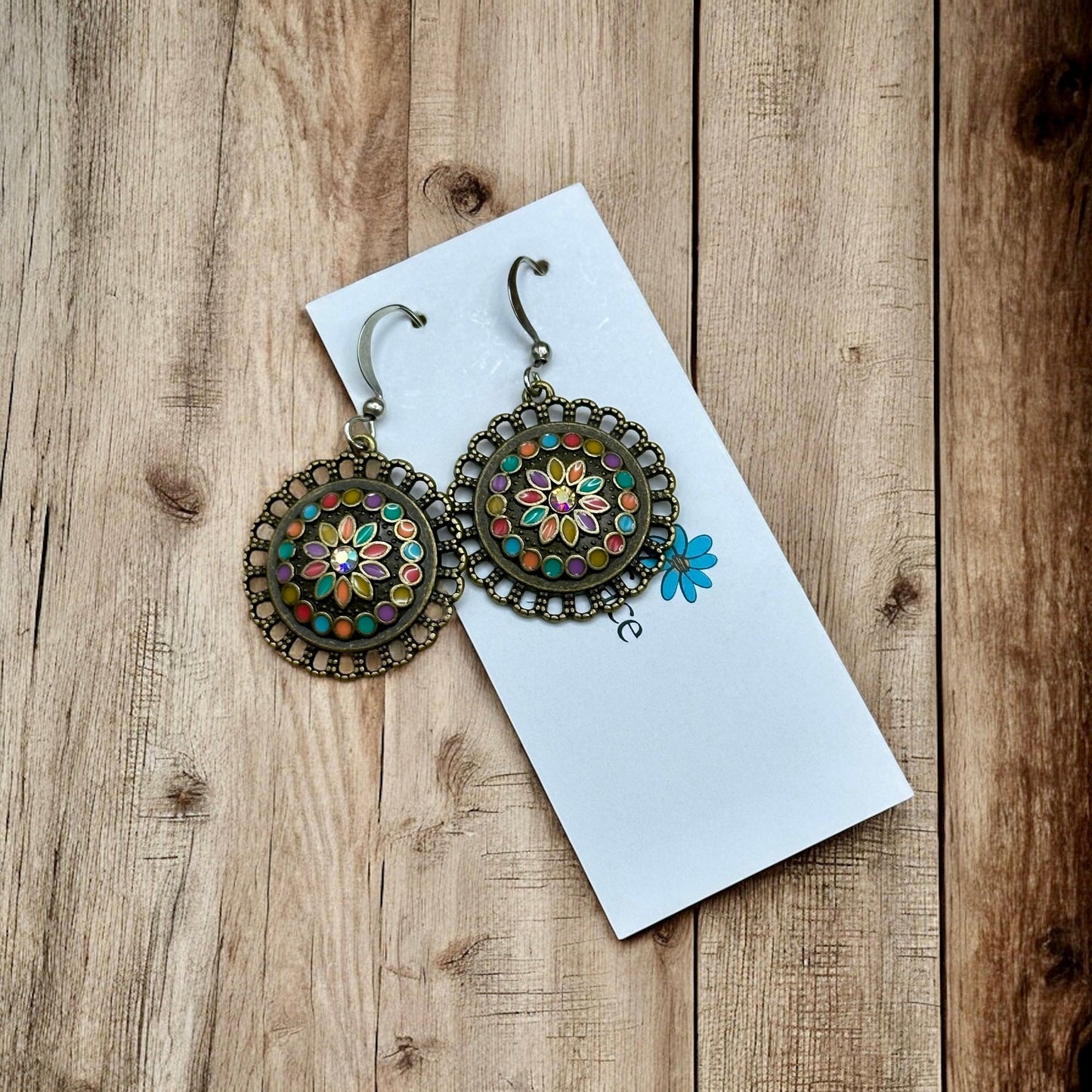 Boucles d'oreilles fleuries en émail bohème – Bronze antique, hypoallergéniques et légères
