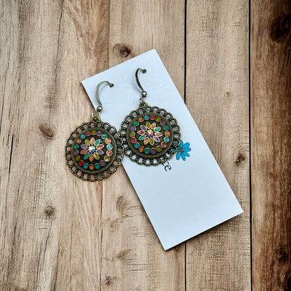 Boucles d'oreilles fleuries en émail bohème – Bronze antique, hypoallergéniques et légères