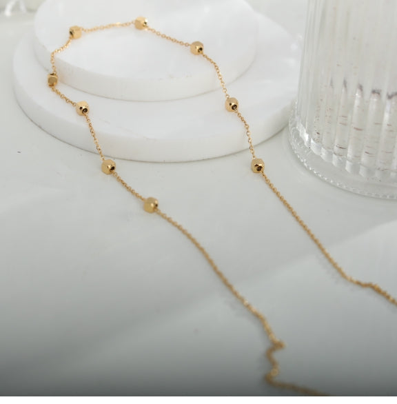 Collier en chaîne fine dorée avec perles carrées CALLA