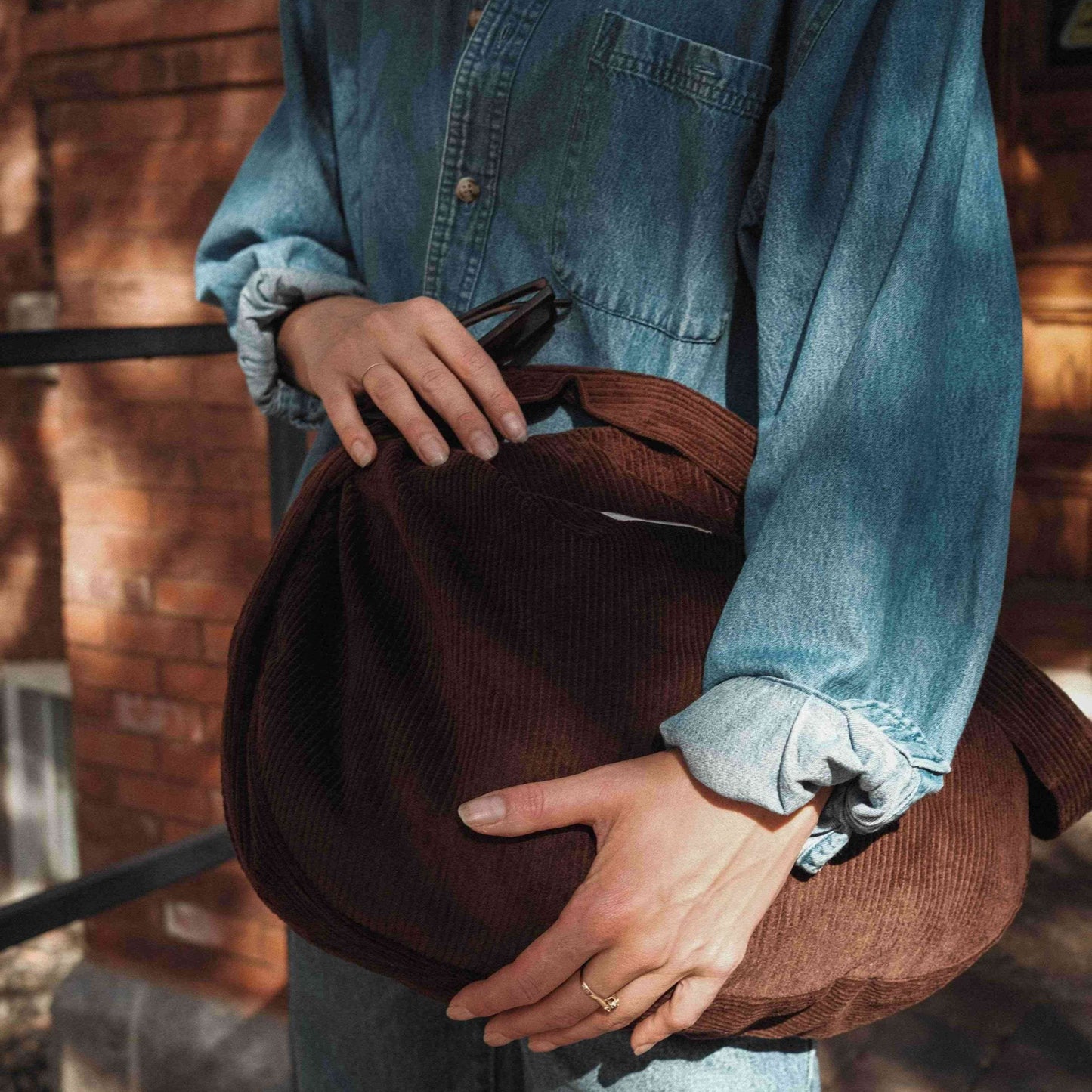 Sac croissant en velours côtelé | Bandoulière réglable