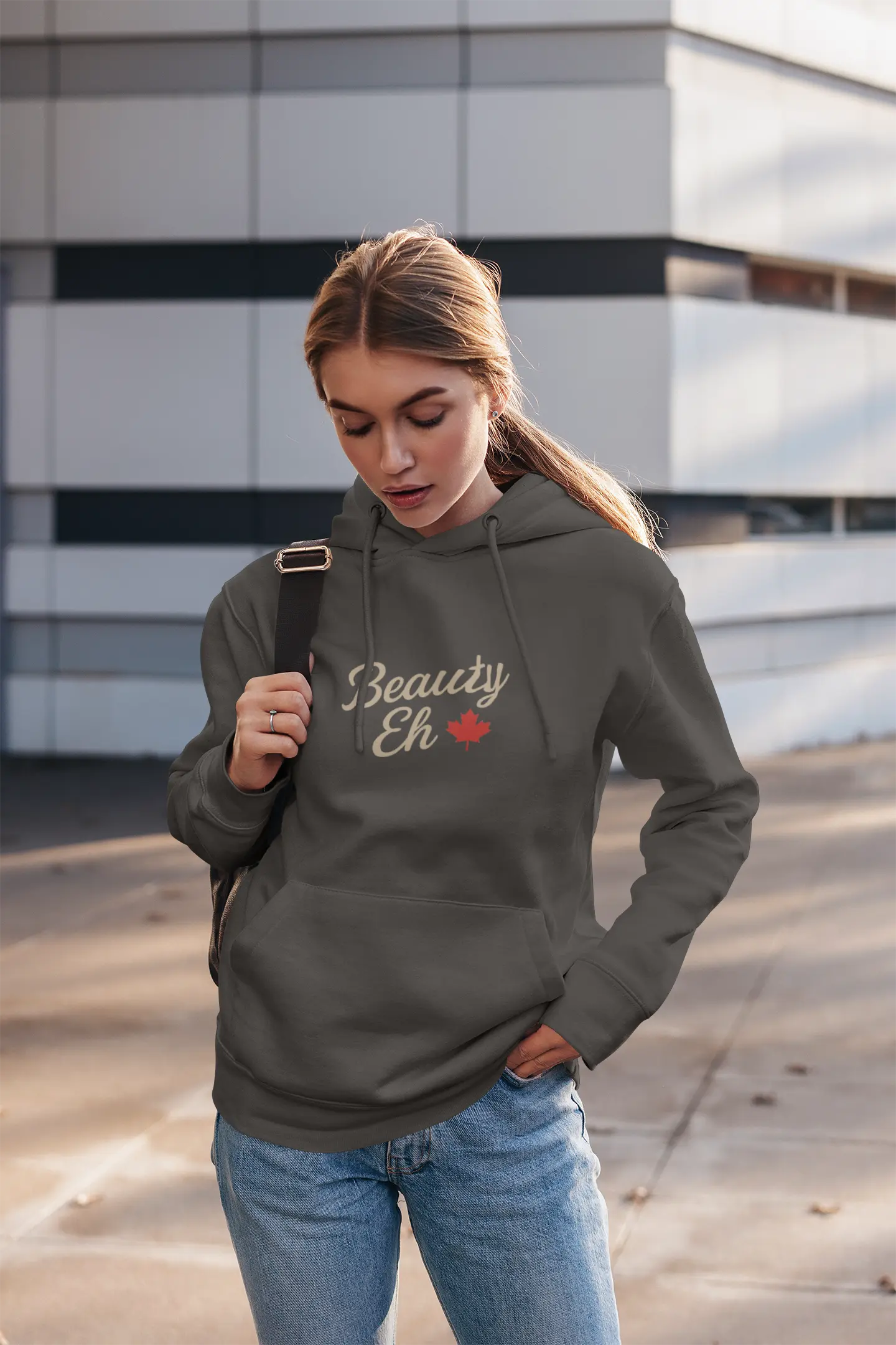 Chandail à capuchon Beauty Eh Canadian - Molleton à capuche Pride à la feuille d'érable - Vêtements de fête du Canada pour femmes - Molleton à capuchon doublé en polaire confortable
