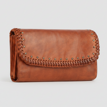 Portefeuille MET pour femmes en cuir. Organisateur pochette à trois volets avec détails cloutés et surpiqûres.