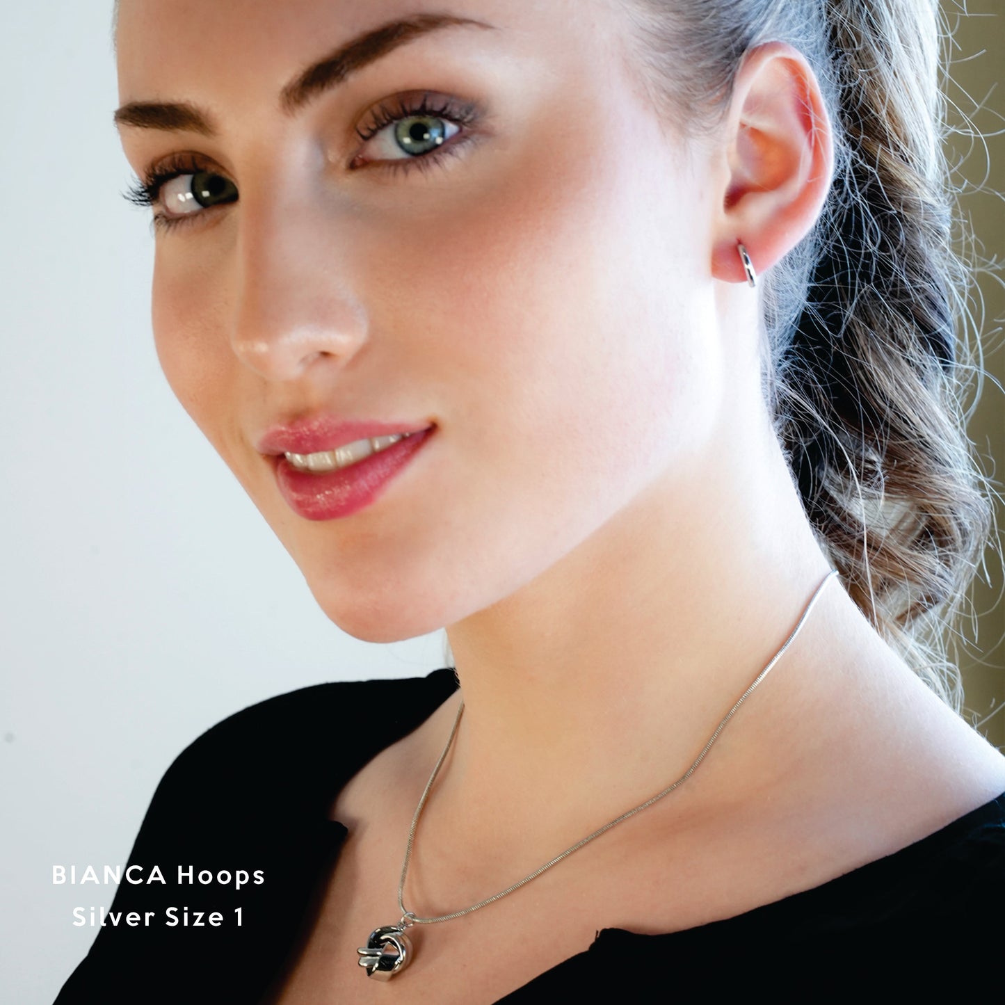 BIANCA Silver : Créoles rondes classiques essentielles pour tous les jours. Disponibles en 7 tailles – de 1 cm à 6 cm