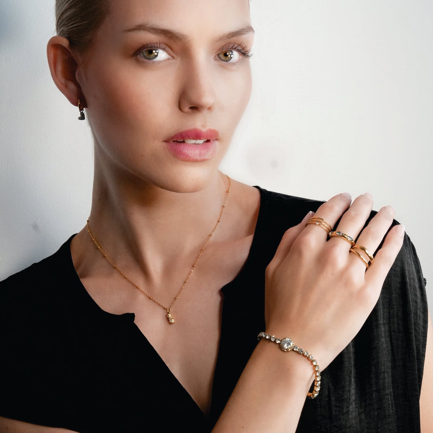 BEREA Gold : Bracelet de tennis avec grand zircon (CZ) central – Élégance intemporelle pour chaque occasion