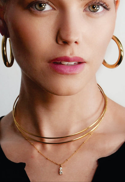CABBANA Gold : Un ensemble duo de pendentifs breloques en zircone sur un collier chaîne perlée