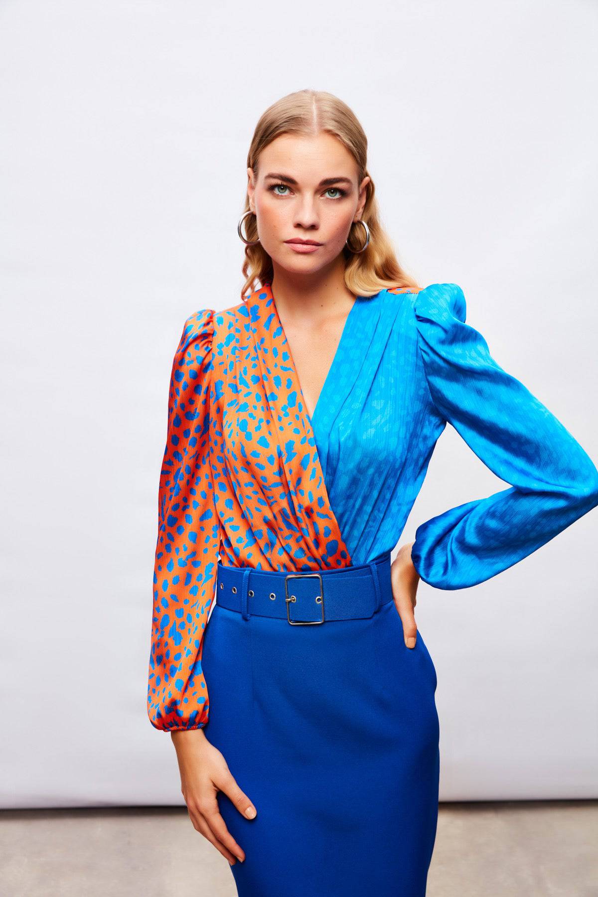 Body croisé en soie à motifs - Bleu et orange