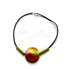 Collier maximaliste moderne avec perles d'argile et barres en laiton
