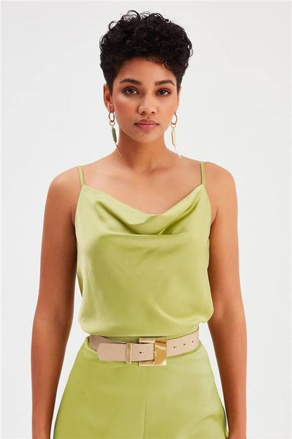 Top caraco en satin à décolleté plongeant – Vert olive