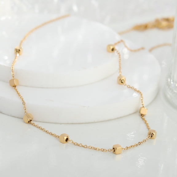 Collier en chaîne fine dorée avec perles carrées CALLA