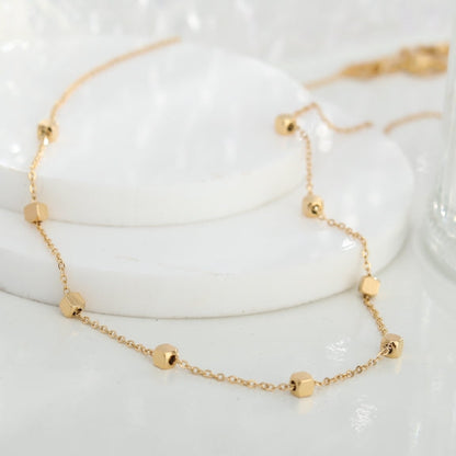 Collier en chaîne fine dorée avec perles carrées CALLA