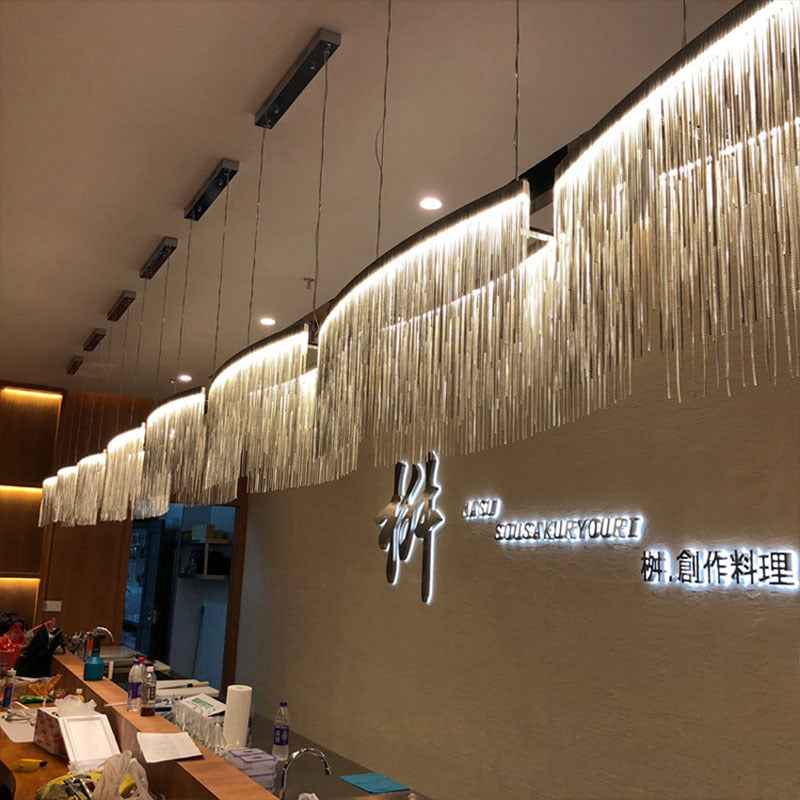 Lustre minimaliste personnalisé – Suspension moderne en aluminium argenté avec design à pampilles pour salle à manger et salon