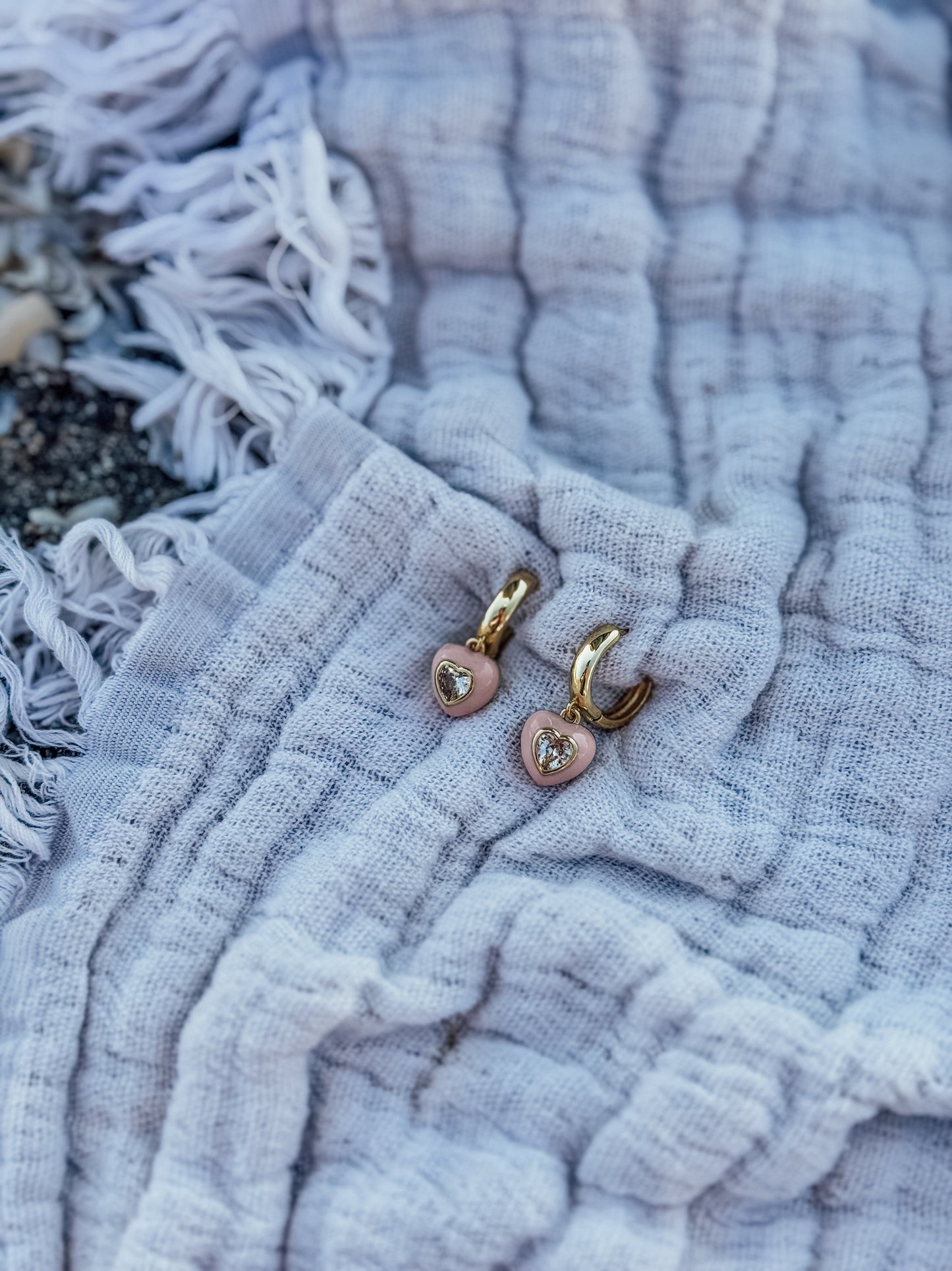 Les boucles d'oreilles Heart Huggies de Davie
