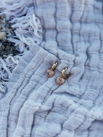 Les boucles d'oreilles Heart Huggies de Davie