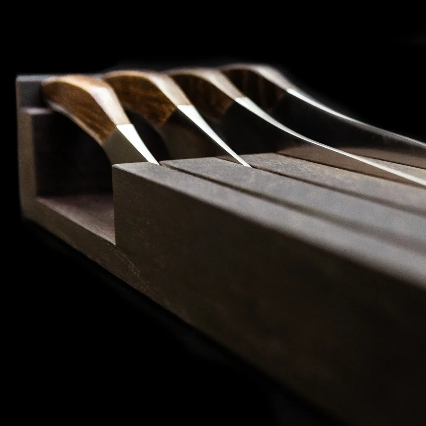 SYNCHROS | Lot de 4 pièces avec support à couteaux en bois de chêne