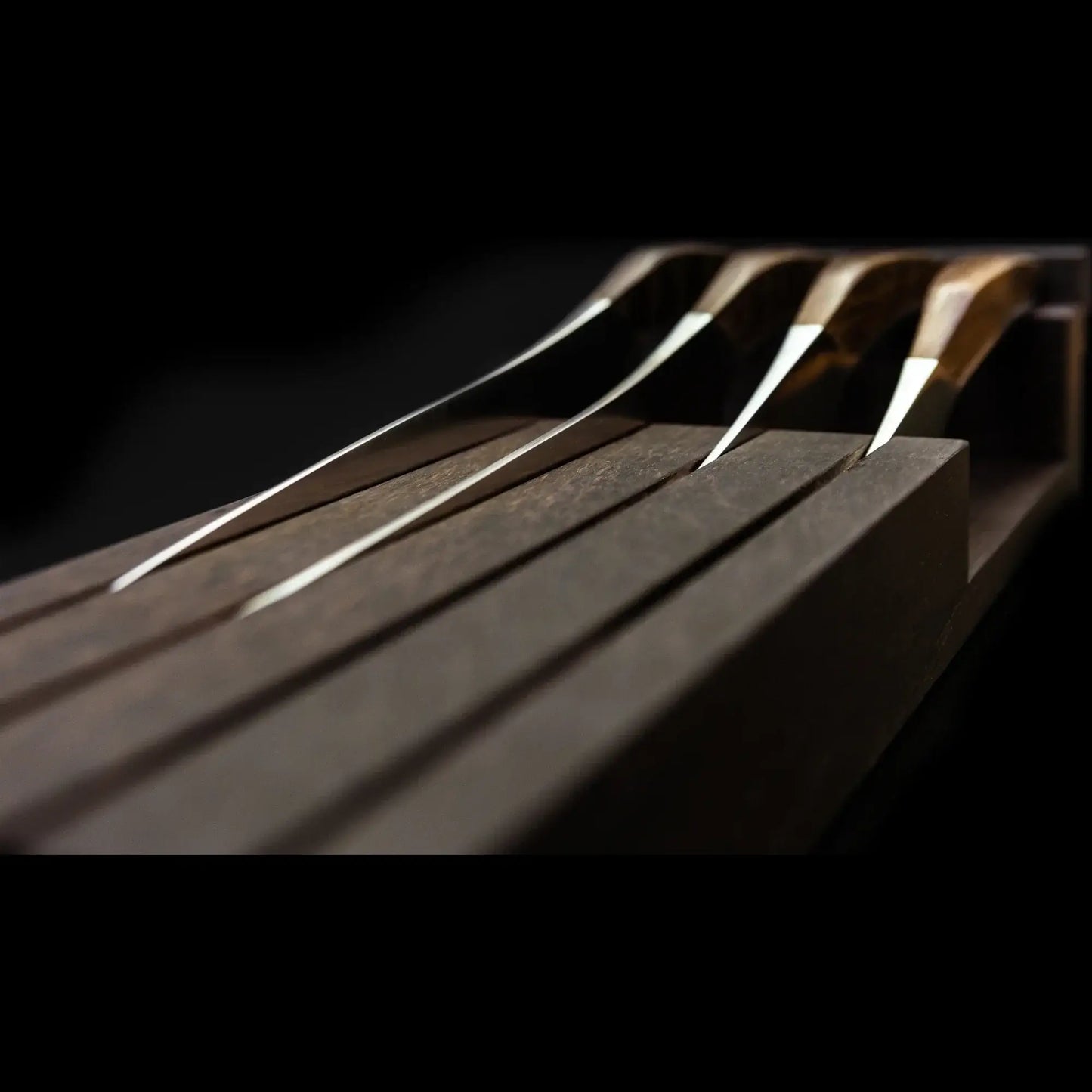 SYNCHROS | Lot de 4 pièces avec support à couteaux en bois de chêne
