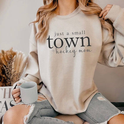 Sweat-shirt ras du cou « Small Town Hockey Mom » – Filles rustiques
