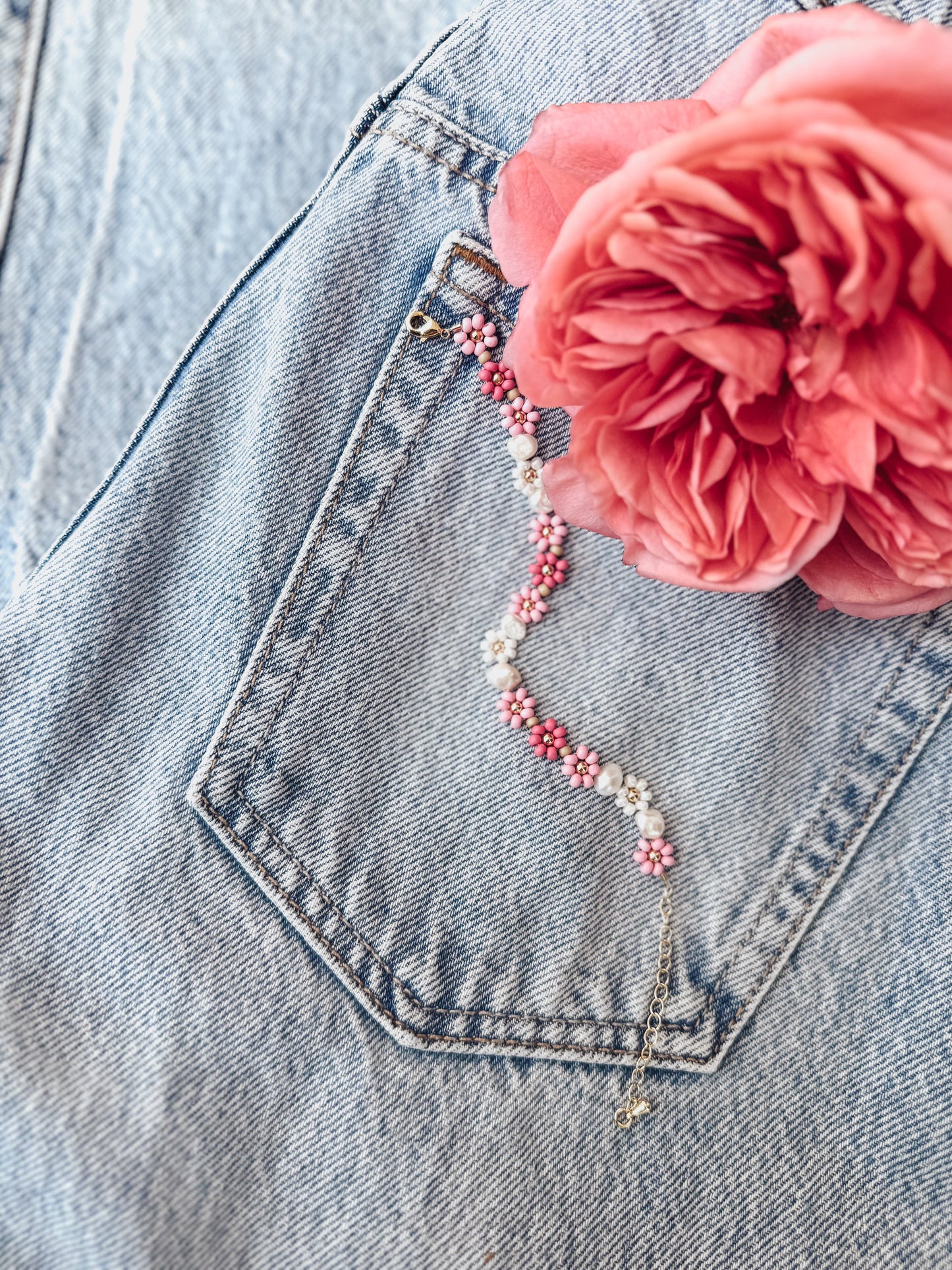 Le bracelet et la chaîne de cheville Daisy en Frosé