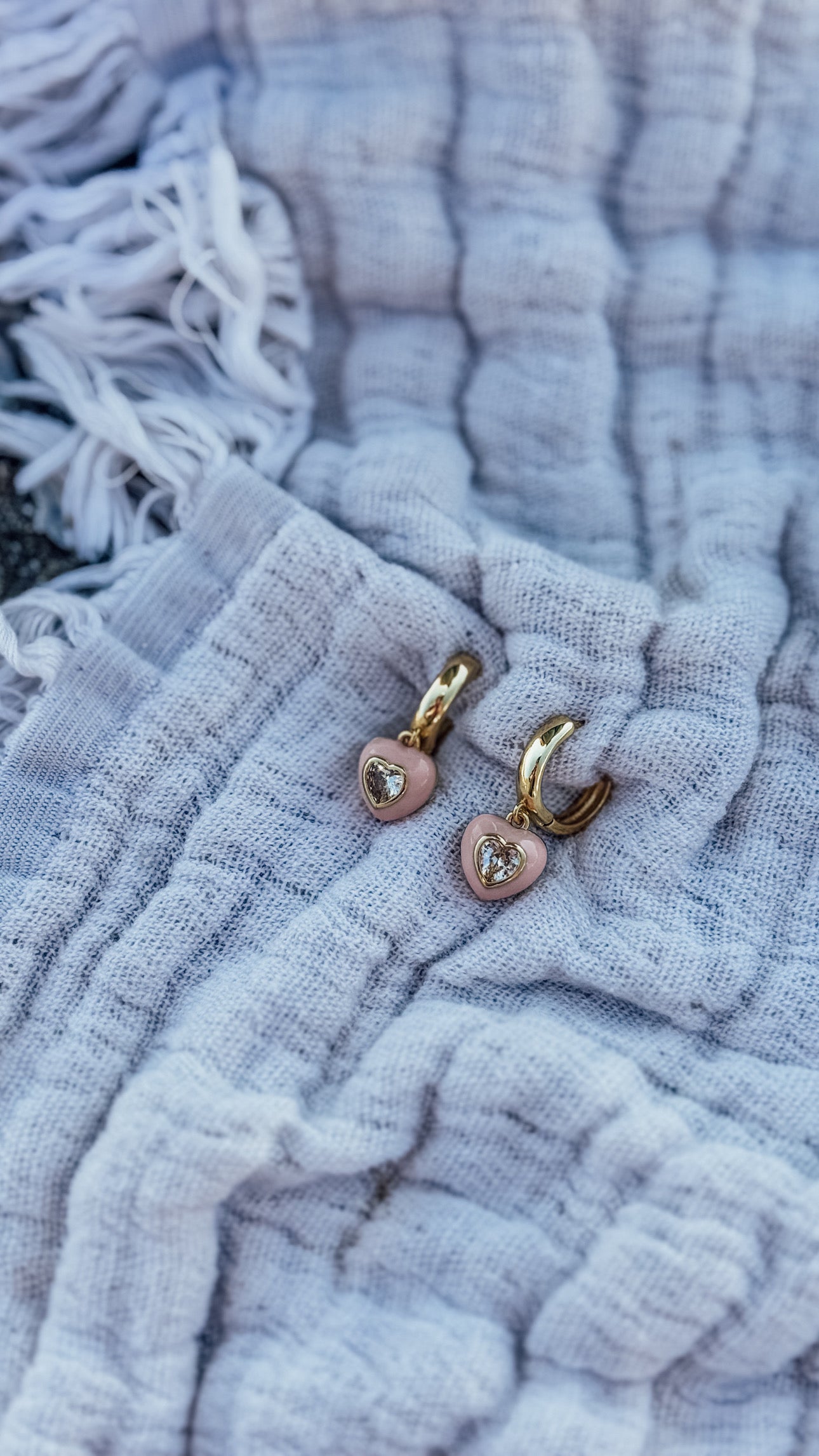 Les boucles d'oreilles Heart Huggies de Davie